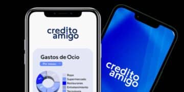 Aplicación móvil de Crédito Amigo con gráfico de gastos de ocio y su logotipo visible en dos pantallas de smartphone