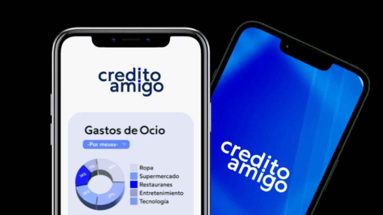 Aplicación móvil de Crédito Amigo con gráfico de gastos de ocio y su logotipo visible en dos pantallas de smartphone