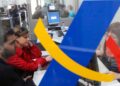 Contribuyentes en una oficina de la Agencia Tributaria gestionan la devolución de la declaración de la Renta 2024/25