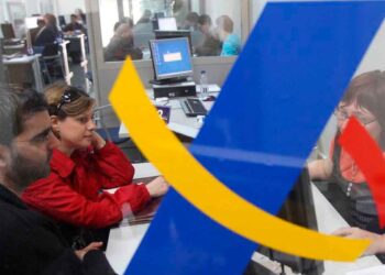 Contribuyentes en una oficina de la Agencia Tributaria gestionan la devolución de la declaración de la Renta 2024/25