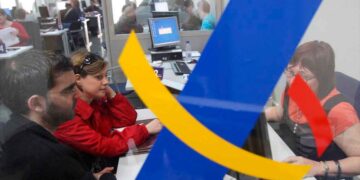 Contribuyentes en una oficina de la Agencia Tributaria gestionan la devolución de la declaración de la Renta 2024/25