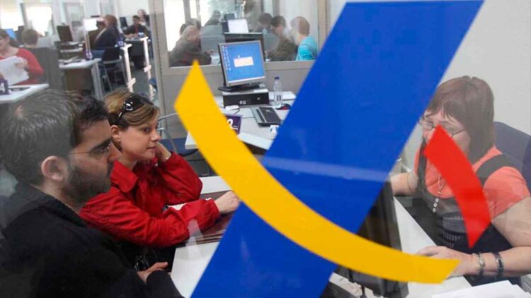 Contribuyentes en una oficina de la Agencia Tributaria gestionan la devolución de la declaración de la Renta 2024/25