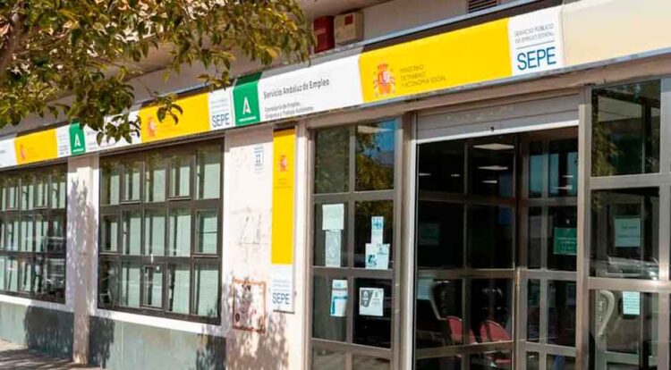 Fachada de una oficina del SEPE en Andalucía sin usuarios a la vista