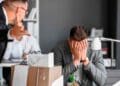 Empleado angustiado tras despido improcedente en una oficina en 2025