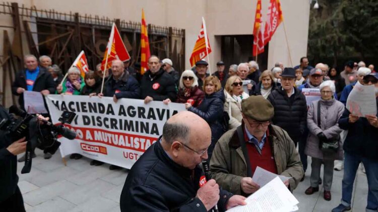 Manifestación de jubilados mutualistas reclamando a Hacienda la devolución del IRPF pendiente