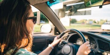 Conductora joven al volante durante un curso de conducción segura de la DGT para sumar dos puntos extra al carnet