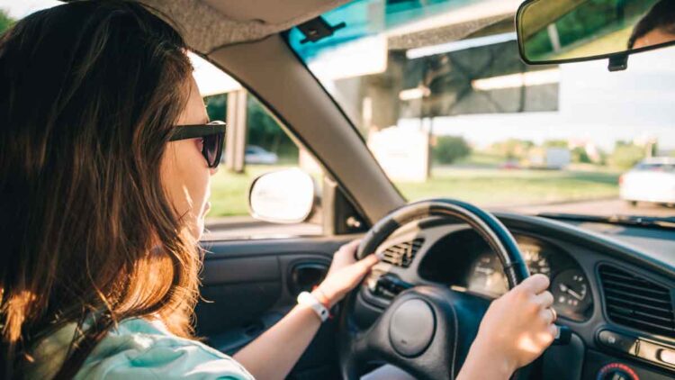 Conductora joven al volante durante un curso de conducción segura de la DGT para sumar dos puntos extra al carnet
