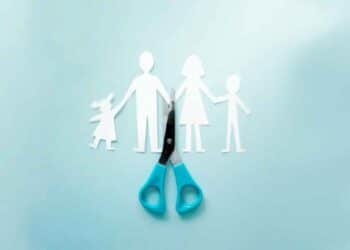 Tijeras separando familia de papel, divorcio contencioso sin acuerdo