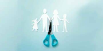 Tijeras separando familia de papel, divorcio contencioso sin acuerdo
