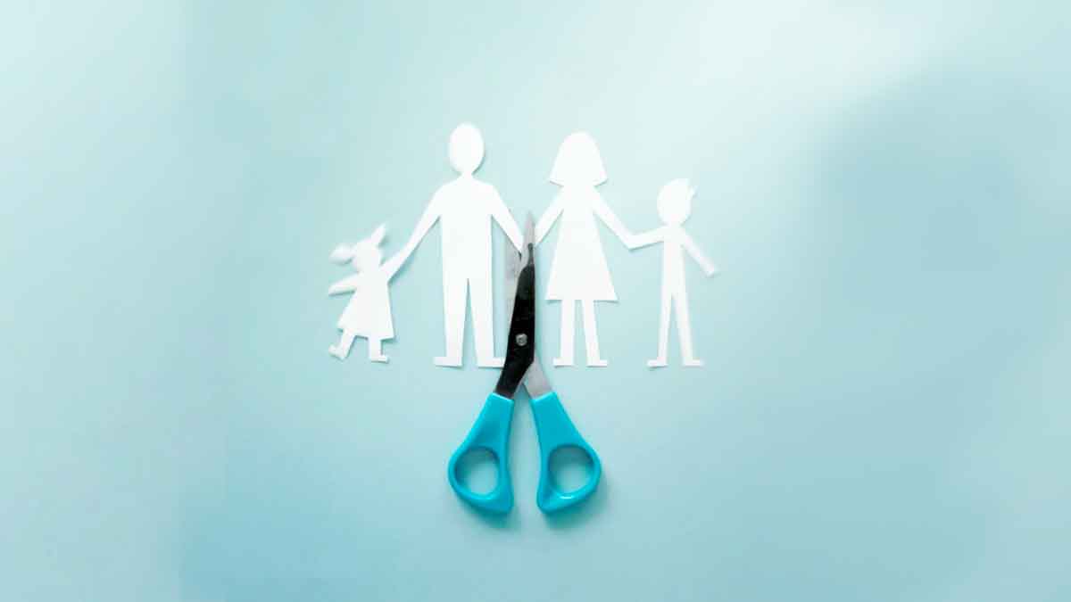 Tijeras separando familia de papel, divorcio contencioso sin acuerdo