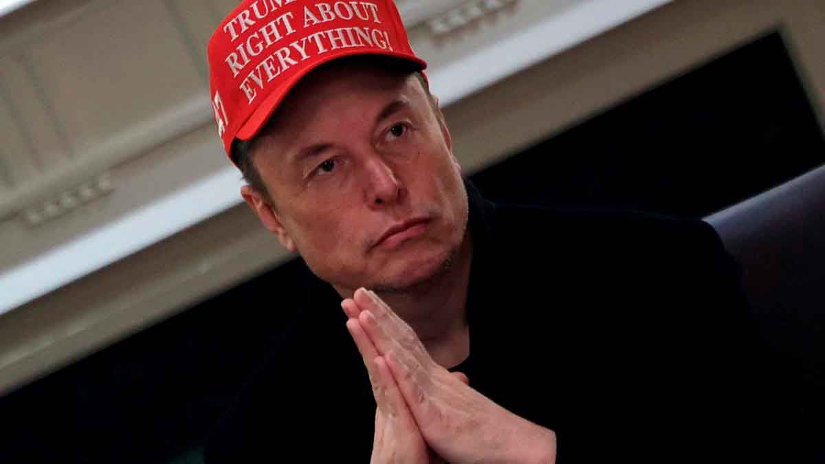 Elon Musk con gorra roja y manos entrelazadas advierte sobre una inminente crisis energética global causada por la demanda eléctrica