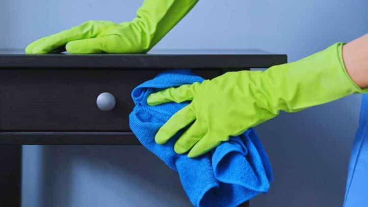 Una empleada del hogar fue sorprendida por su jefa trabajando en otro domicilio mientras estaba de baja.