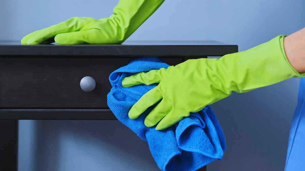Una empleada del hogar fue sorprendida por su jefa trabajando en otro domicilio mientras estaba de baja.