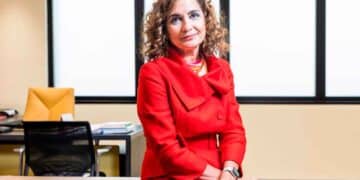 La ministra de Hacienda sentada en un despacho, símbolo del control de Hacienda sobre la Renta 2024/25 y las segundas viviendas