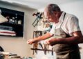 Hombre mayor trabajando en un taller artesanal, símbolo de los españoles que retrasan la jubilación más allá de los 65 años
