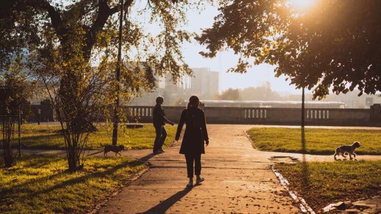 Un estudio sobre la felicidad evaluó cuando somos más y menos felices.