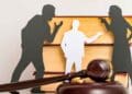 Ilustración de una pareja en conflicto legal por impago de pensión alimenticia con libros de leyes y mazo judicial