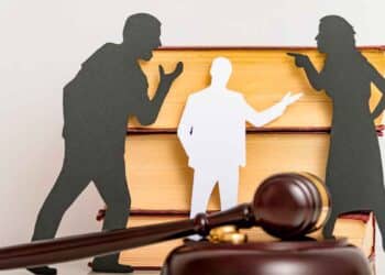Ilustración de una pareja en conflicto legal por impago de pensión alimenticia con libros de leyes y mazo judicial