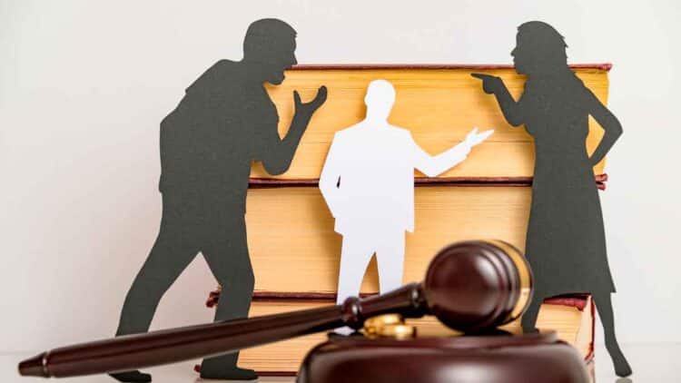 Ilustración de una pareja en conflicto legal por impago de pensión alimenticia con libros de leyes y mazo judicial