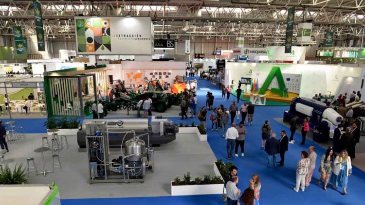 Panorámica de Expoliva 2025 en Jaén: visitantes y maquinaria agrícola llenan la mayor feria internacional del aceite de oliva