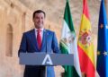 El presidente andaluz anuncia complemento de 187 euros para pensionistas frente a banderas de Andalucía, España y UE