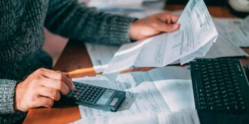 La Organización de Consumidores y Usuarios (OCU) explica en qué medida ha influido el apagón masivo en el precio de la luz.