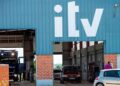 Estación ITV en Andalucía con vehículos accediendo para revisión técnica sin necesidad de ficha técnica en papel