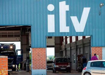 Estación ITV en Andalucía con vehículos accediendo para revisión técnica sin necesidad de ficha técnica en papel