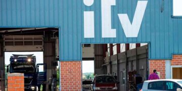 Estación ITV en Andalucía con vehículos accediendo para revisión técnica sin necesidad de ficha técnica en papel