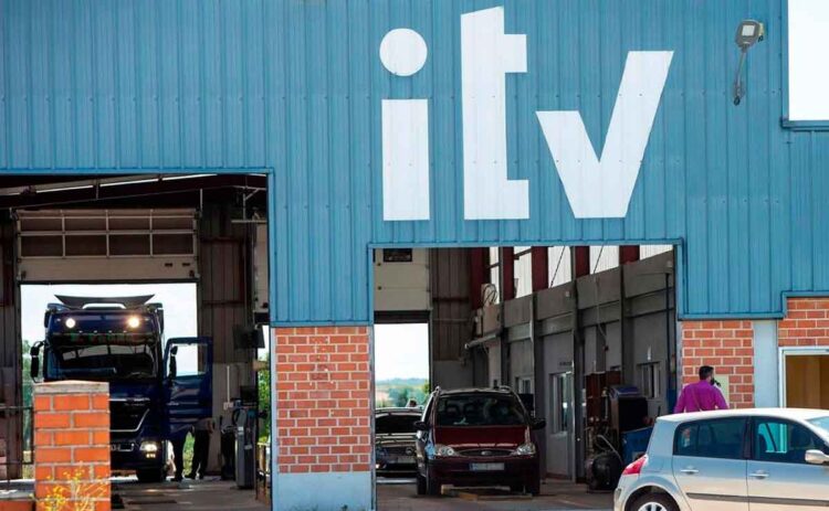 Estación ITV en Andalucía con vehículos accediendo para revisión técnica sin necesidad de ficha técnica en papel
