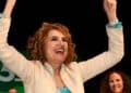 Ministra de Hacienda durante un acto, relacionada con los impuestos a la gasolina y el diésel en España