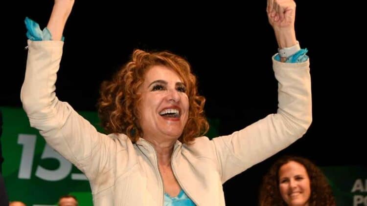 Ministra de Hacienda durante un acto, relacionada con los impuestos a la gasolina y el diésel en España