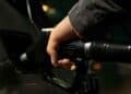 Conductor repostando con manguera de gasóleo en coche particular, práctica sancionada si se trata de gasóleo B