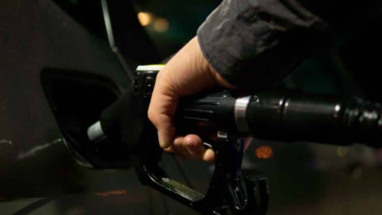 Conductor repostando con manguera de gasóleo en coche particular, práctica sancionada si se trata de gasóleo B