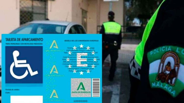 Tarjeta de aparcamiento para personas con movilidad reducida de la Junta de Andalucía sobre el capó de un coche con Policía Local al fondo