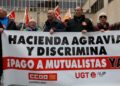 Manifestación de jubilados mutualistas con pancarta que exige a Hacienda la devolución íntegra del IRPF cobrado indebidamente