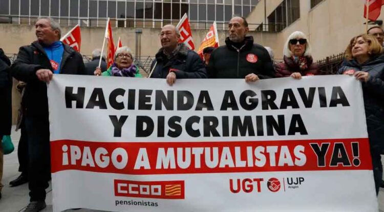 Manifestación de jubilados mutualistas con pancarta que exige a Hacienda la devolución íntegra del IRPF cobrado indebidamente