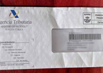 Sobre oficial de la Agencia Tributaria con la notificación conocida como ‘carta del miedo’ enviada a 80.000 contribuyentes