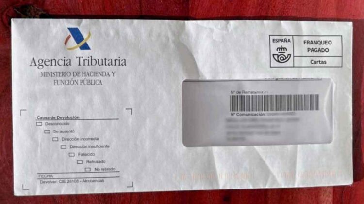 Sobre oficial de la Agencia Tributaria con la notificación conocida como ‘carta del miedo’ enviada a 80.000 contribuyentes