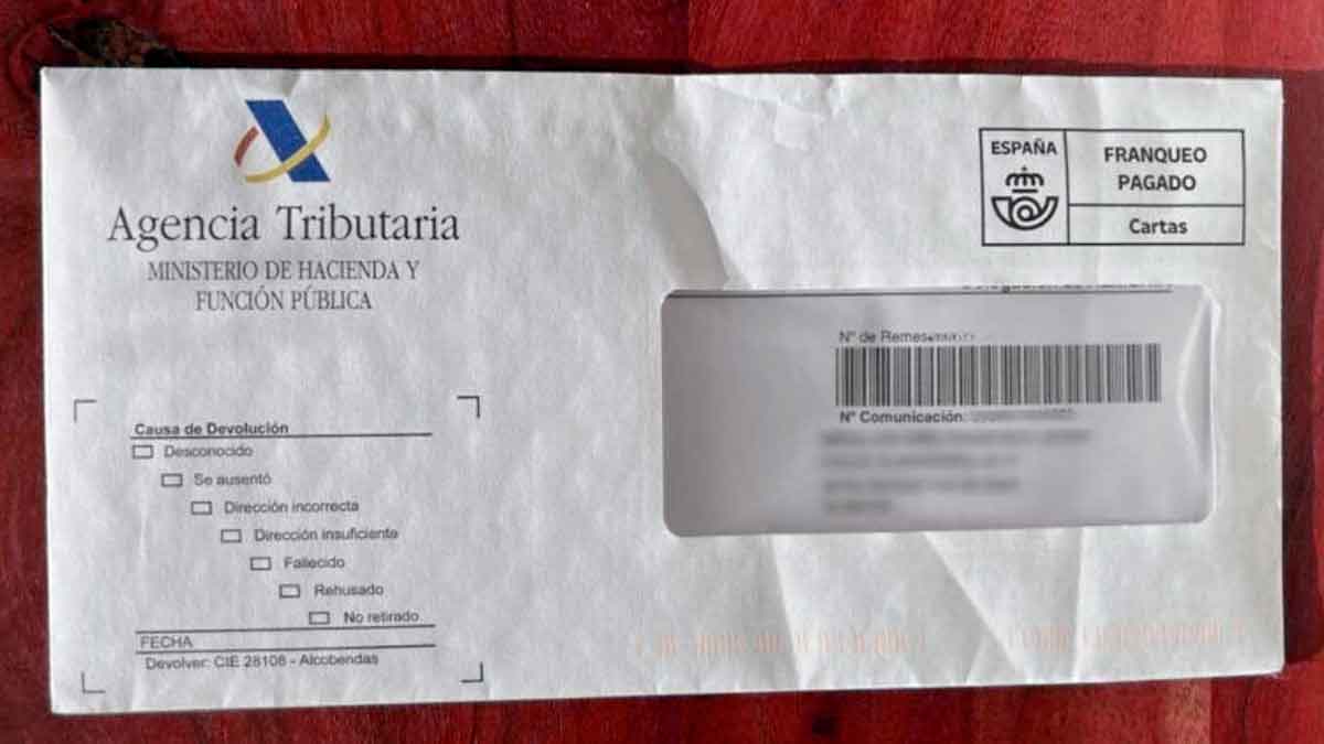 Sobre oficial de la Agencia Tributaria con la notificación conocida como ‘carta del miedo’ enviada a 80.000 contribuyentes