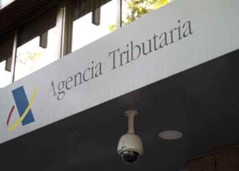 Letrero de la Agencia Tributaria con cámara de seguridad, organismo que sanciona el retraso en la declaración de la Renta