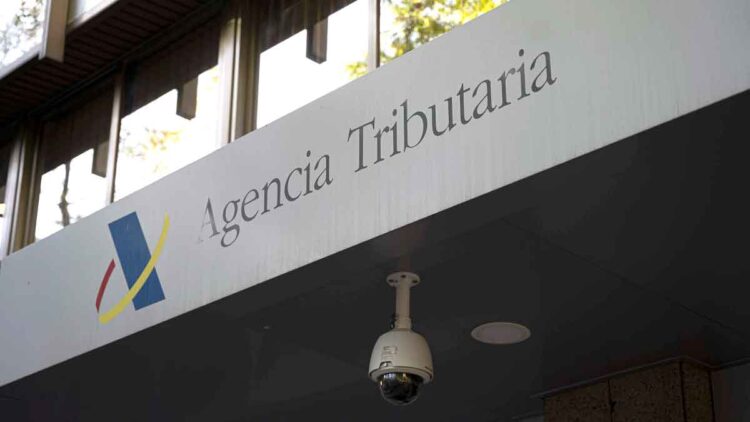 Letrero de la Agencia Tributaria con cámara de seguridad, organismo que sanciona el retraso en la declaración de la Renta