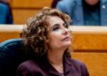 María Jesús Montero escucha en el Senado español el debate sobre el nuevo impuesto bancario que grava intereses y comisiones