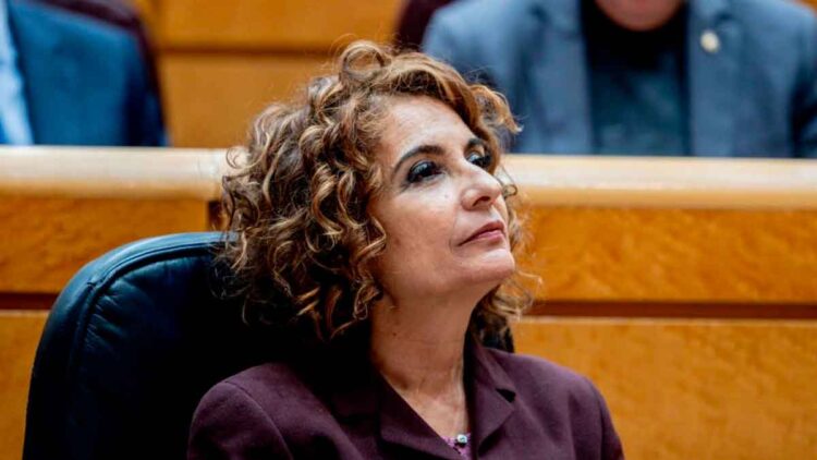 María Jesús Montero escucha en el Senado español el debate sobre el nuevo impuesto bancario que grava intereses y comisiones