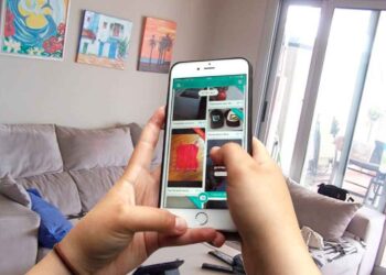 Usando el móvil para vender ropa de segunda mano en Vinted desde casa