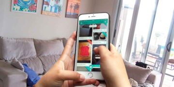 Usando el móvil para vender ropa de segunda mano en Vinted desde casa