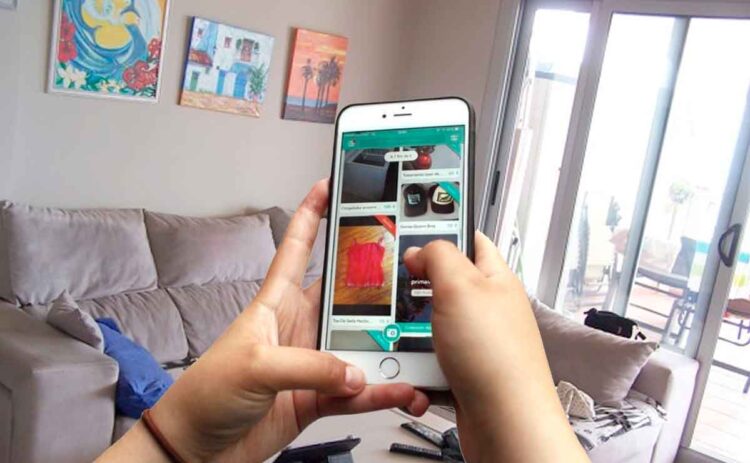 Usando el móvil para vender ropa de segunda mano en Vinted desde casa