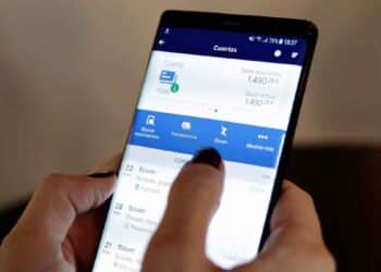 Persona usando Bizum en el móvil para realizar una transferencia bancaria