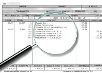 Detalle de una nómina bajo lupa que muestra la retención de IRPF aplicada a salarios bajos