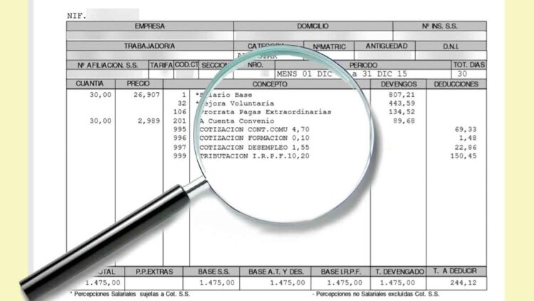 Detalle de una nómina bajo lupa que muestra la retención de IRPF aplicada a salarios bajos